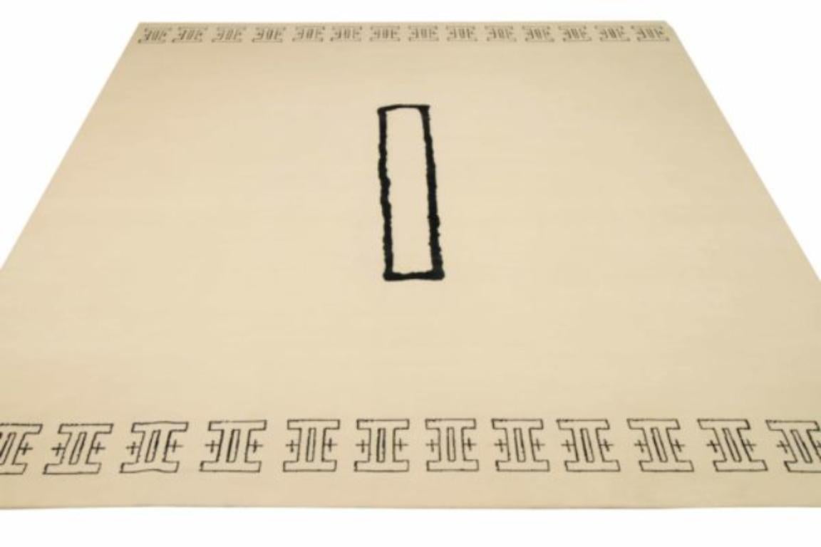 Découvrez l'élégance du tapis Over Size India Mydew Zored de Circa 1990. Conçu avec de la laine et du Black/One, ce design exclusif est parfait pour mettre en valeur votre espace.