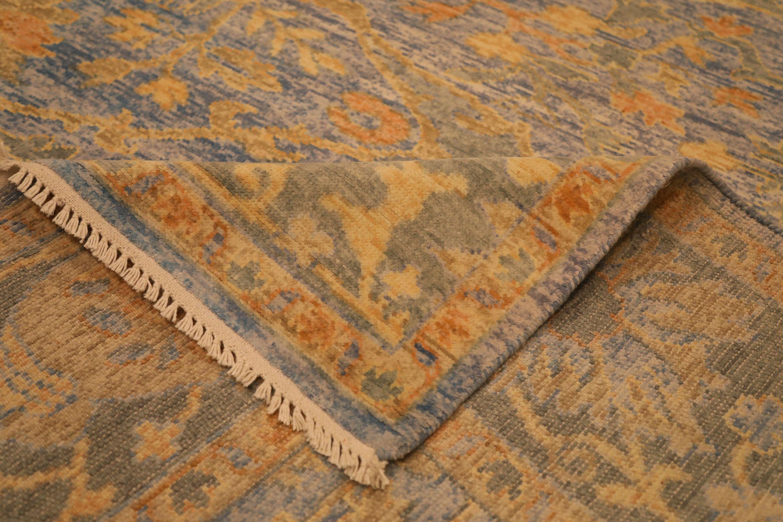 Moderne Tapis d'Oushak en laine bleu, gris, orange et jaune, 93835 en vente