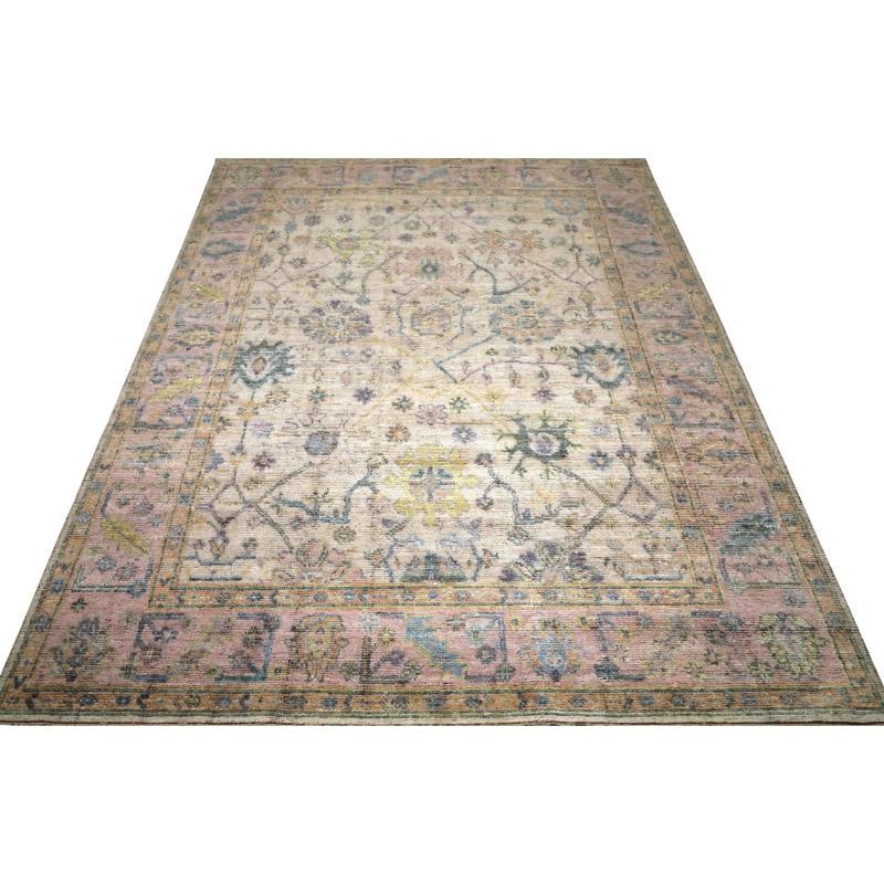 Entdecken Sie die Eleganz von India Oushak mit den Area Rugs von Circa 1990. Dieses exklusive Design aus Wolle und BlueIvoryPink ist perfekt, um Ihren Raum zu verschönern.