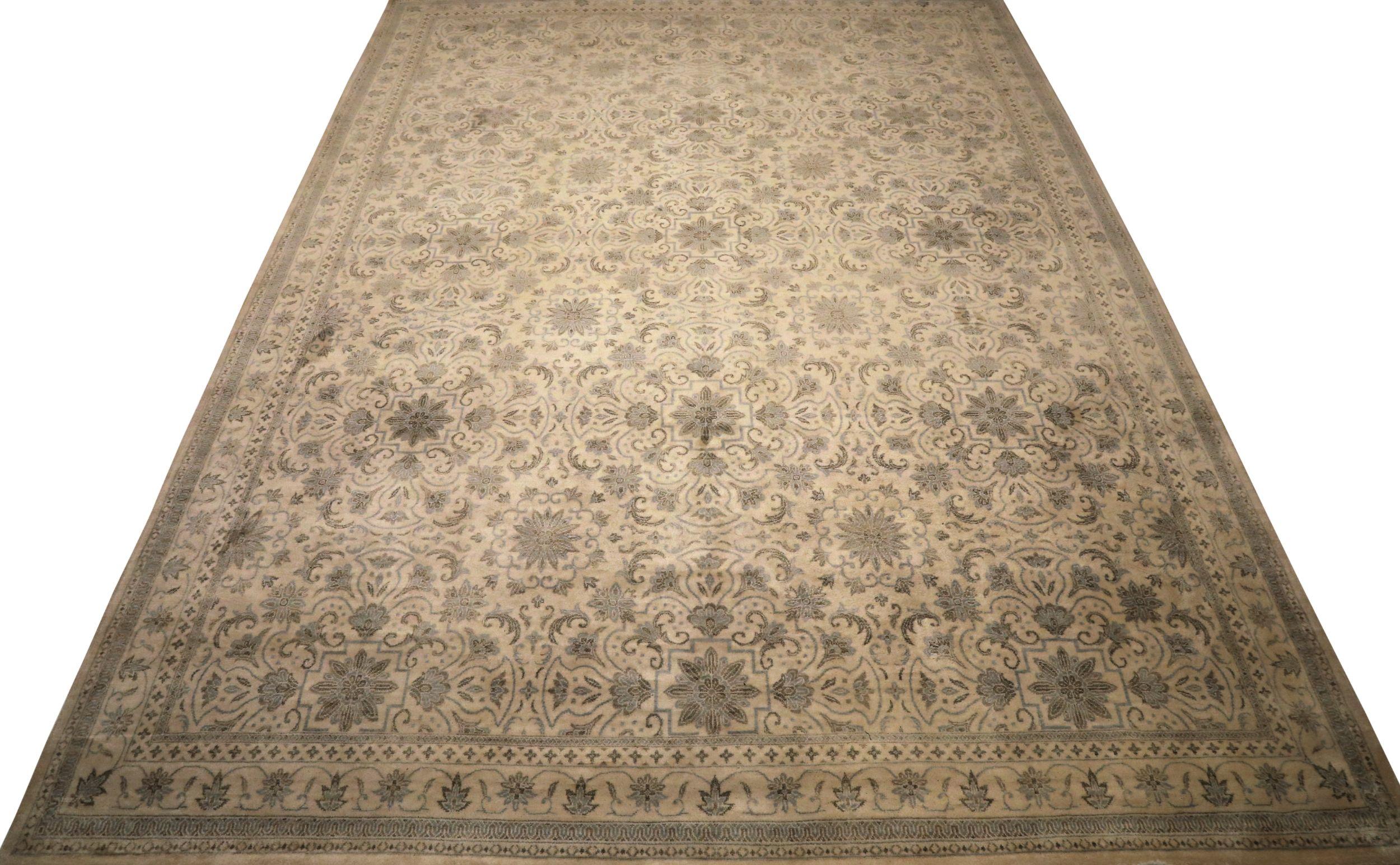 Entdecken Sie die Eleganz von India Oushak mit den Area Rugs von Circa 1990. Dieses exklusive Design aus Wolle und Braun-Elfenbein ist perfekt, um Ihren Raum zu verschönern.