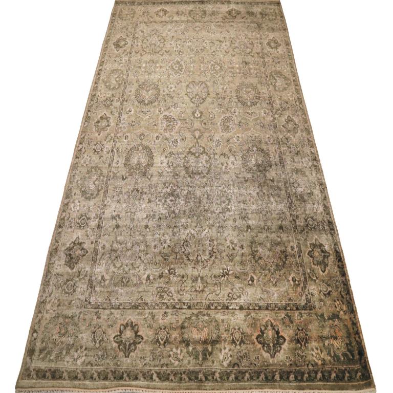 Entdecken Sie die Eleganz von India Oushak mit den Area Rugs von Circa 1990. Dieses exklusive Design aus Wolle und Braun-Elfenbein-Taupe ist perfekt, um Ihren Raum zu verschönern.