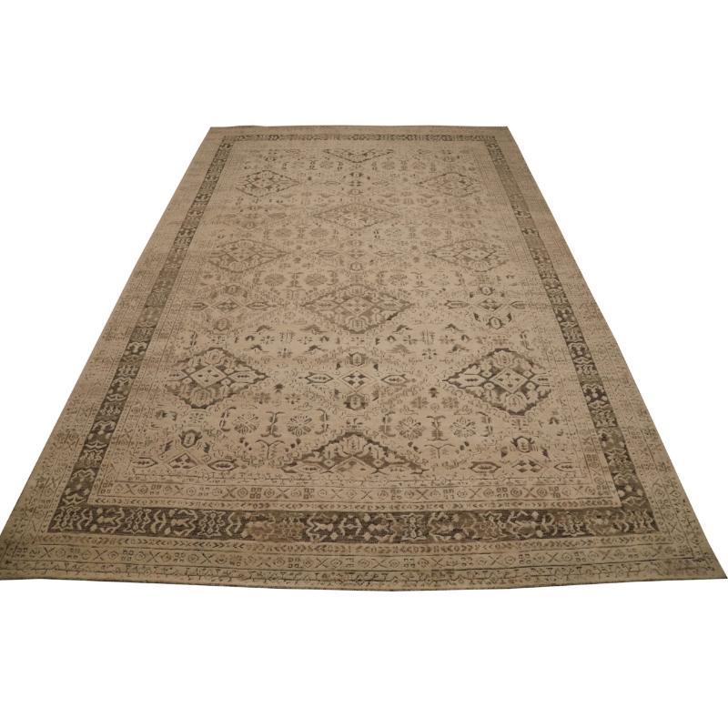 Scopri l'eleganza dell'India Oushak con i tappeti CIRCA del 1990. Progettato con Lana e Marrone-Taupe, questo design esclusivo è perfetto per valorizzare il tuo spazio.