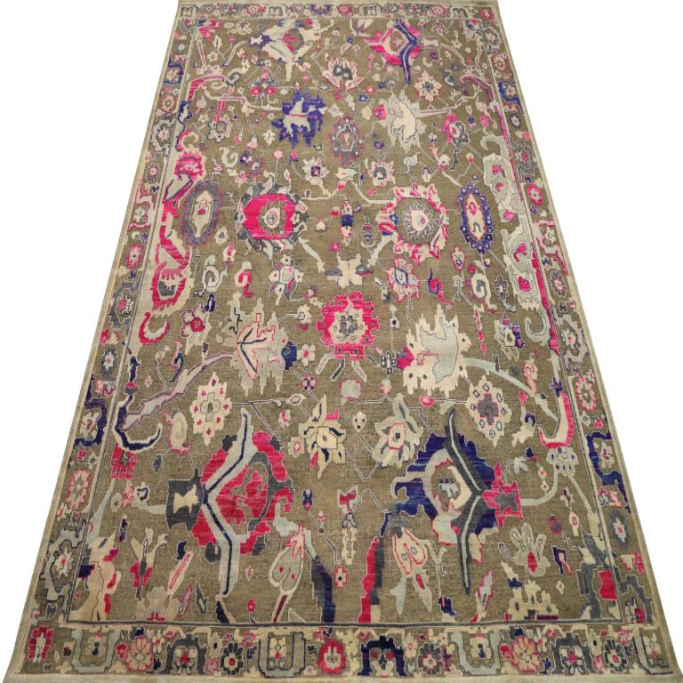 Entdecken Sie die Eleganz von India Oushak mit den Area Rugs von Circa 1990. Dieses exklusive Design aus Wolle und IvoryPinkTaupe ist perfekt, um Ihren Raum zu verschönern.