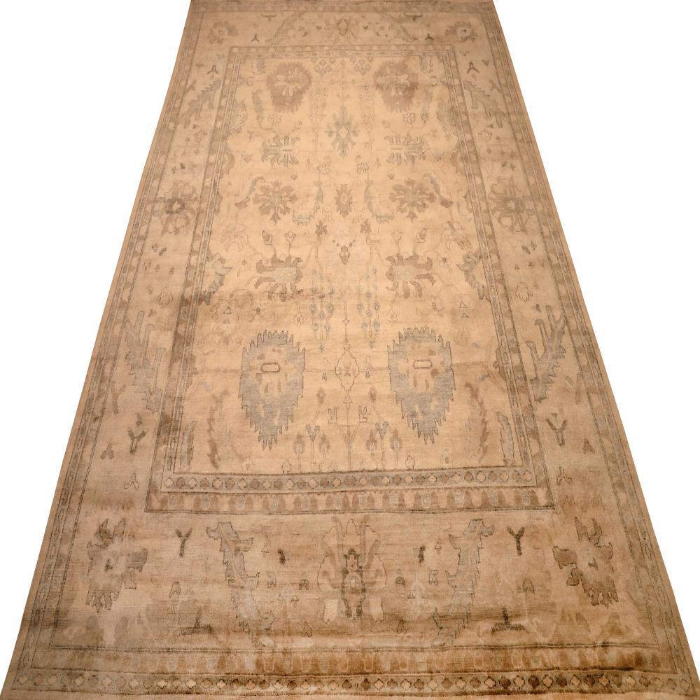Entdecken Sie die Eleganz von India Oushak mit den Area Rugs von Circa 1990. Dieses exklusive Design aus Wolle und Elfenbeingelb ist perfekt, um Ihren Raum zu verschönern.