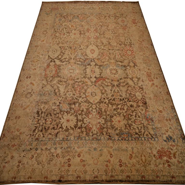 Entdecken Sie die Eleganz von India Oushak mit dem Over-Size-Teppich von Circa 1990. Dieses exklusive Design aus Wolle und Braun-Elfenbein ist perfekt, um Ihren Raum zu verschönern.