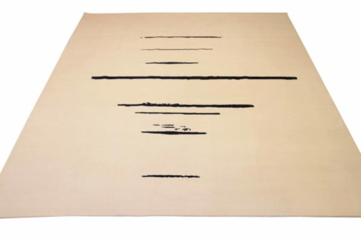 Découvrez l'élégance de l'Inde avec ce tapis Over Size de Circa 1990. Conçu avec de la laine et du Black/One, ce design exclusif est parfait pour mettre en valeur votre espace.