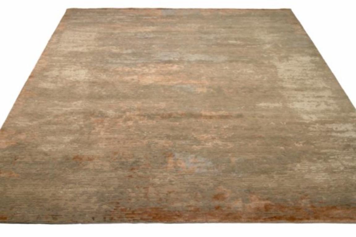 Entdecken Sie die Eleganz von India mit dem Artikel Over Size Rug in CIRCA 1990. Dieses exklusive Design aus Wolle und Elfenbeinrosa ist perfekt, um Ihren Raum zu verschönern.