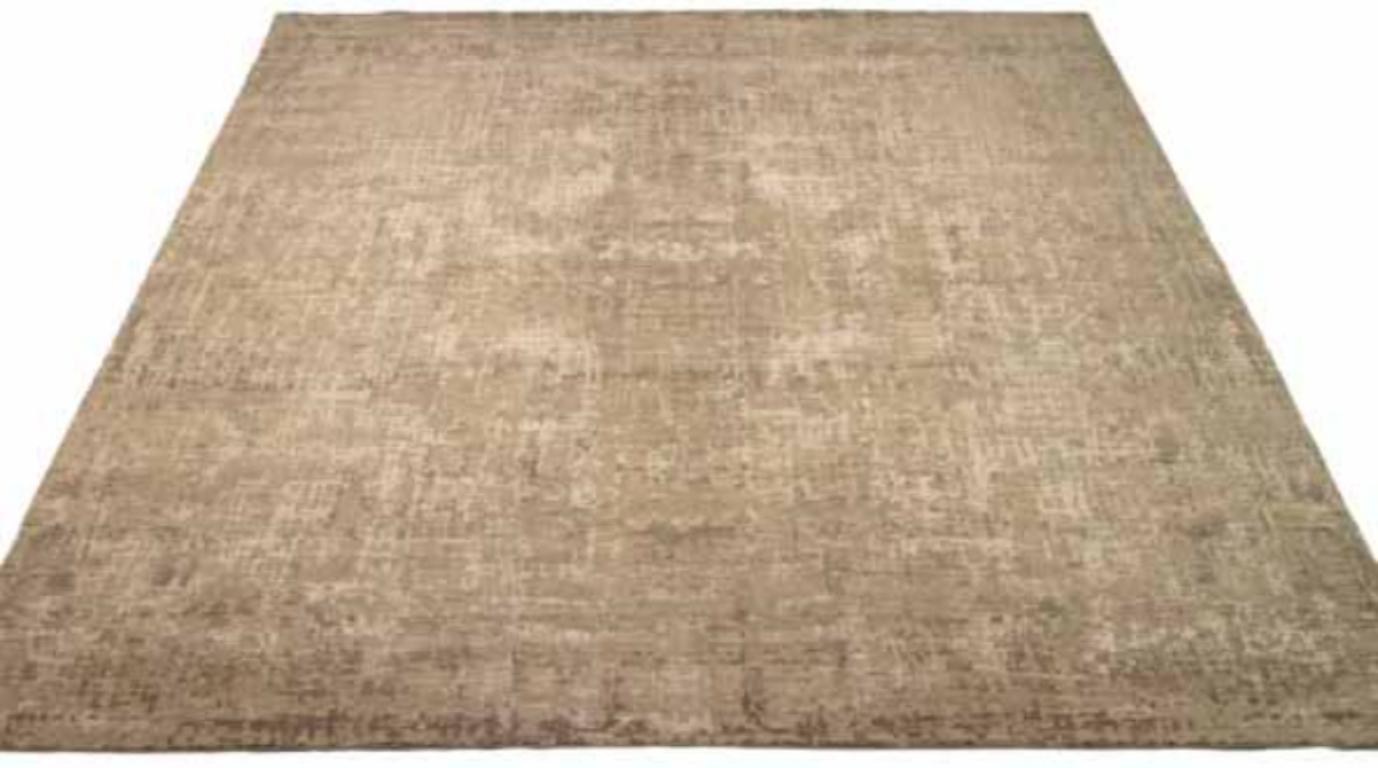 Entdecken Sie die Eleganz von India mit dem Artikel Over Size Rug in CIRCA 1990. Dieses exklusive Design aus Wolle und IvoryTaupe ist perfekt, um Ihren Raum zu verschönern.