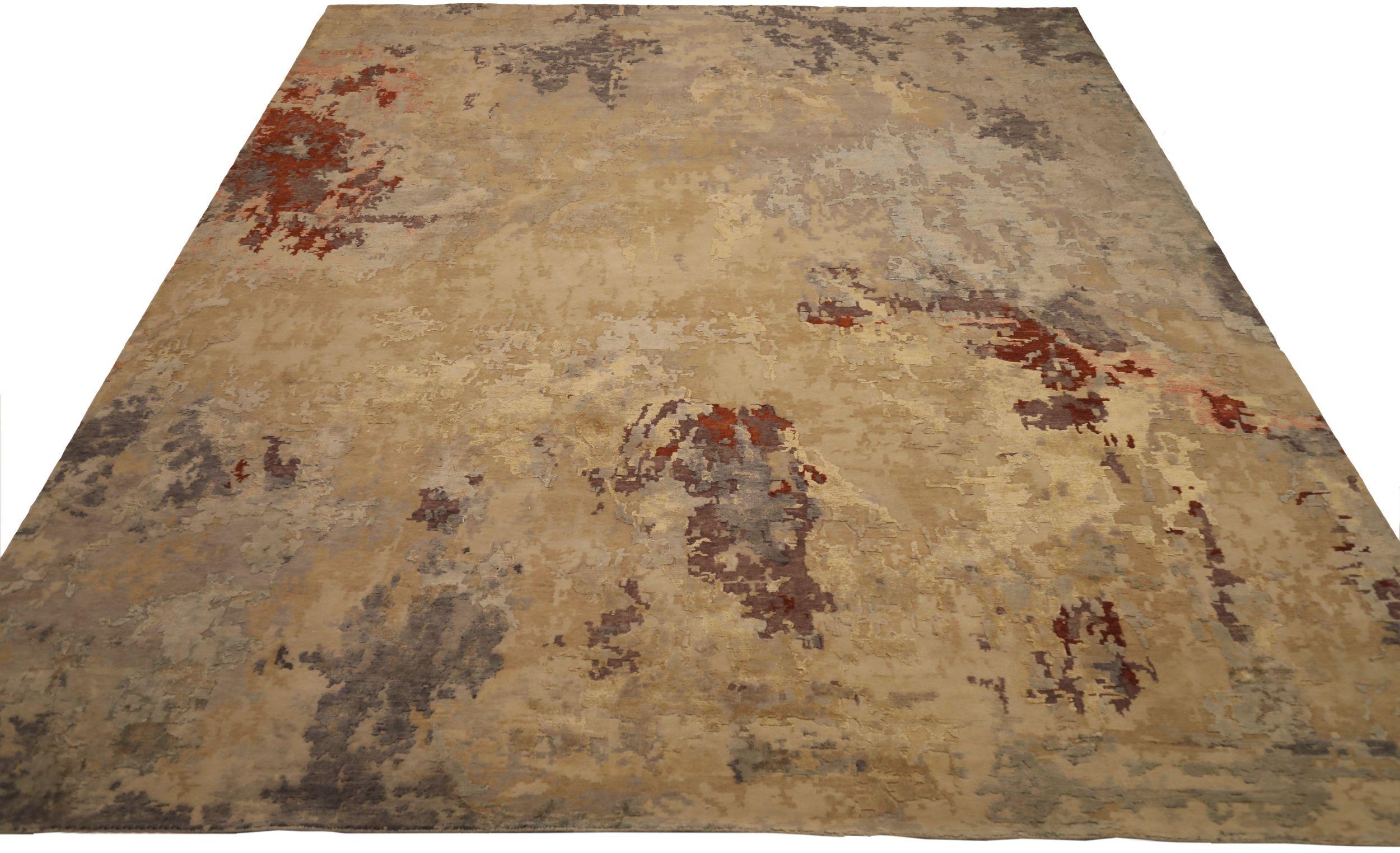 Scopri l'eleganza dell'articolo dell'India con il Tappeto Over Size di CIRCA 1990. Progettato con lana e seta e con le sfumature marrone-avorio-rosso del grigio/argento-giallo, questo design esclusivo è perfetto per valorizzare il tuo spazio.