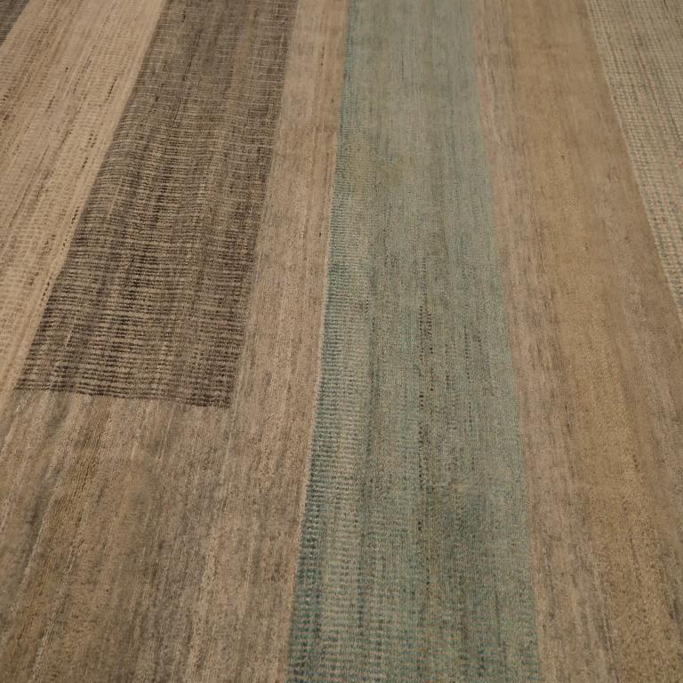 Entdecken Sie die Eleganz von India mit dem Artikel Over Size Rug in CIRCA 1990. Dieses exklusive Design aus Wolle und BlauBraunElfenbein ist perfekt, um Ihren Raum zu verschönern.