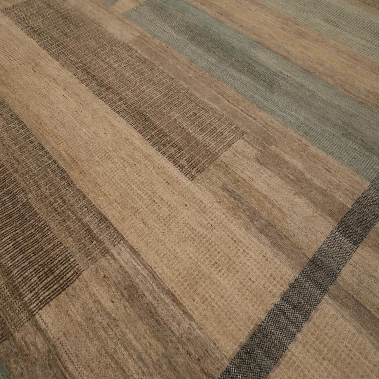 Entdecken Sie die Eleganz von India mit dem Artikel Over Size Rug in CIRCA 1990. Dieses exklusive Design aus Wolle und BlauBraunElfenbein ist perfekt, um Ihren Raum zu verschönern.