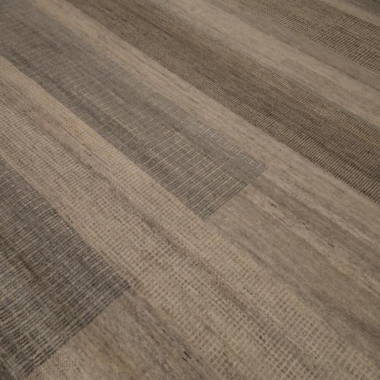 Hand-Woven India Over Size Rug - Wool Brown Gray Ivory Design - 98064 For Sale