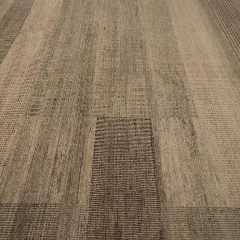 Entdecken Sie die Eleganz von India mit dem Artikel Over Size Rug in CIRCA 1990. Dieses exklusive Design aus Wolle und Braun-Elfenbein ist perfekt, um Ihren Raum zu verschönern.