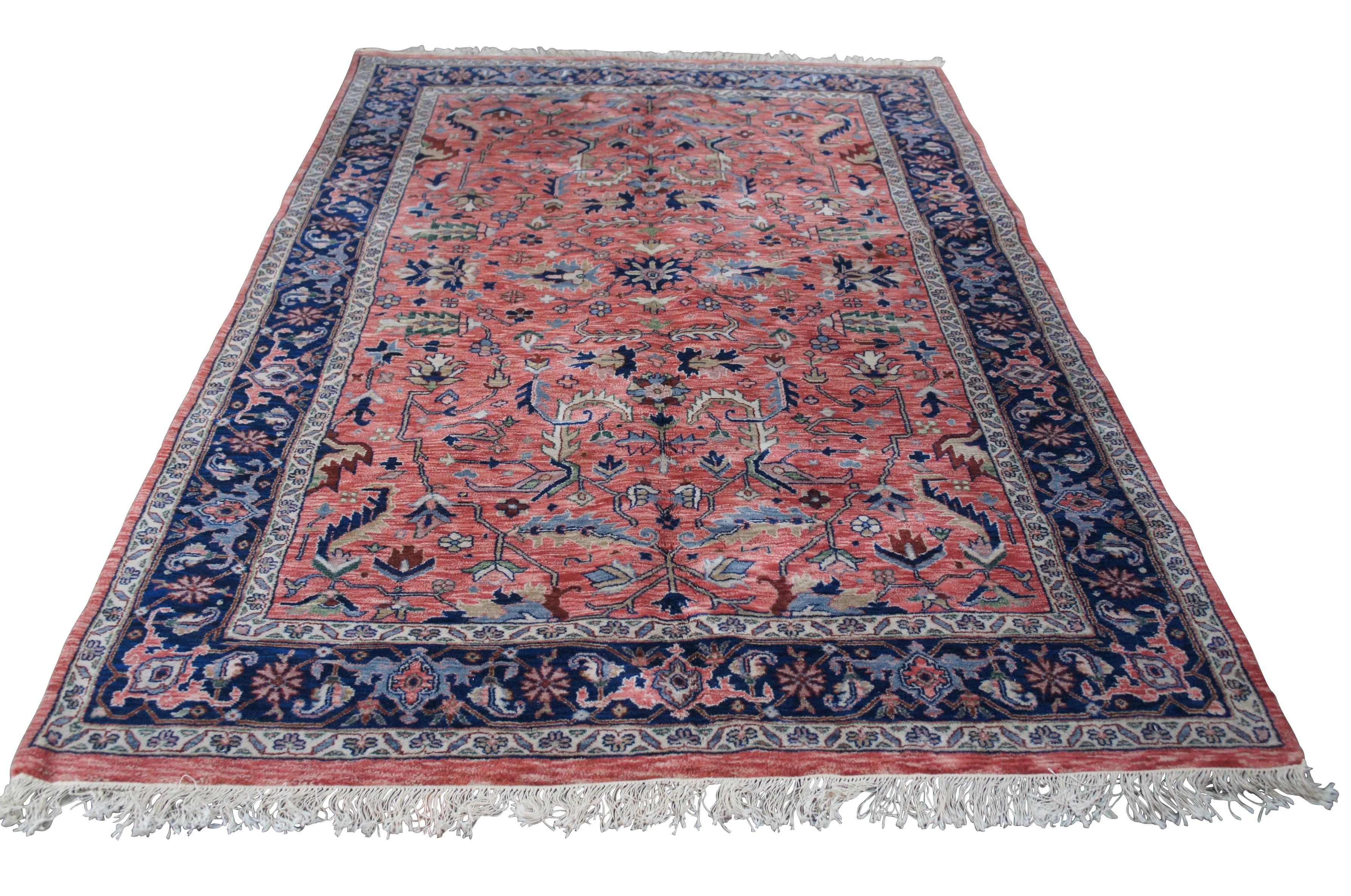 Tappeto orientale d'epoca Pande Cameron of New York.  Realizzato in lana con un disegno Royal Jahan con medaglione a stella con fiori, viti e foglie.  Rossi, blu, rosa, verdi e marroni.  Il Royal Jahan è uno stile di tappeto indiano tessuto a mano