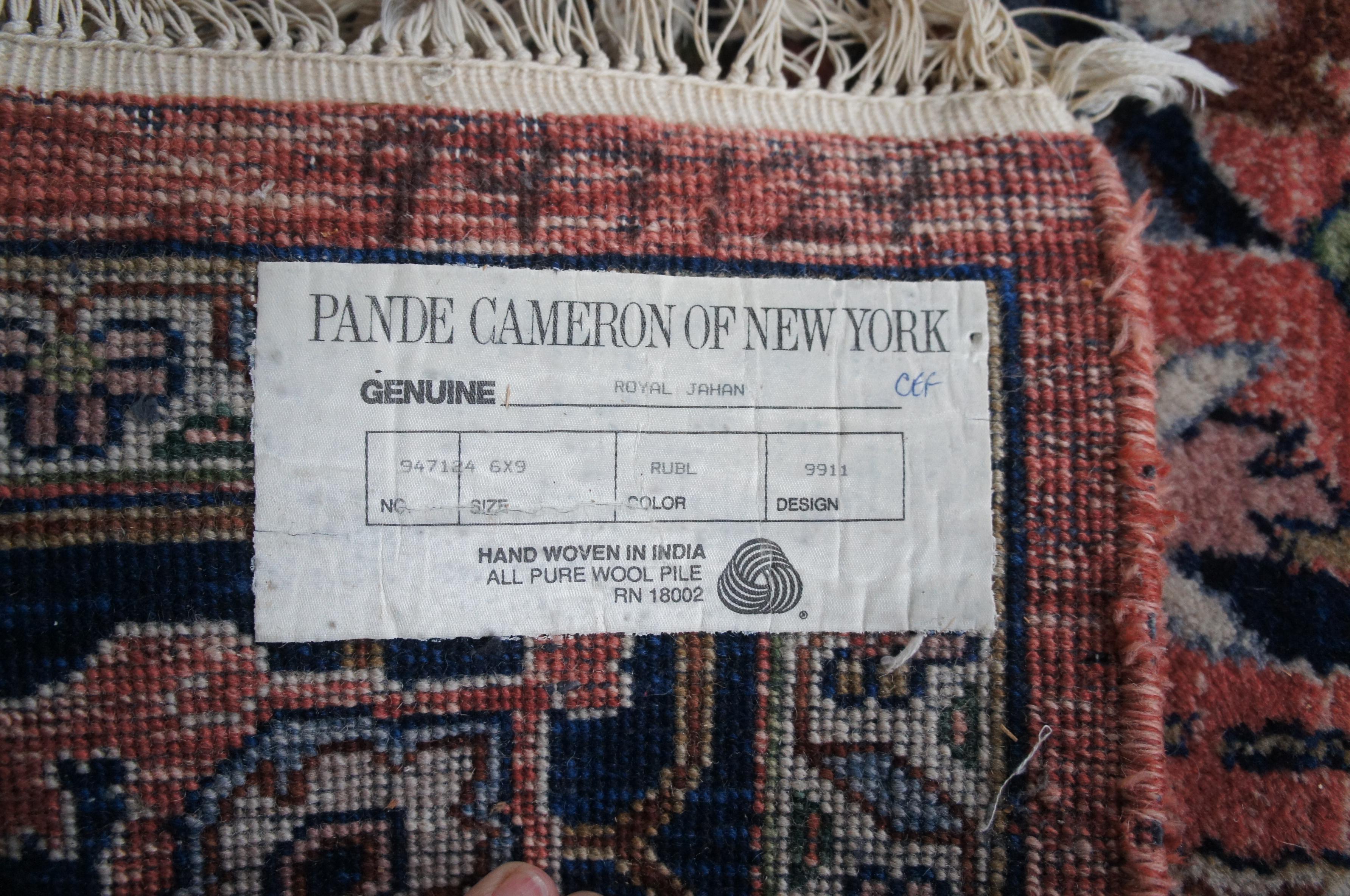 India Pande Cameron of New York Royal Jahan Tappeto di lana con medaglione a stella 6' x 9' in vendita 3