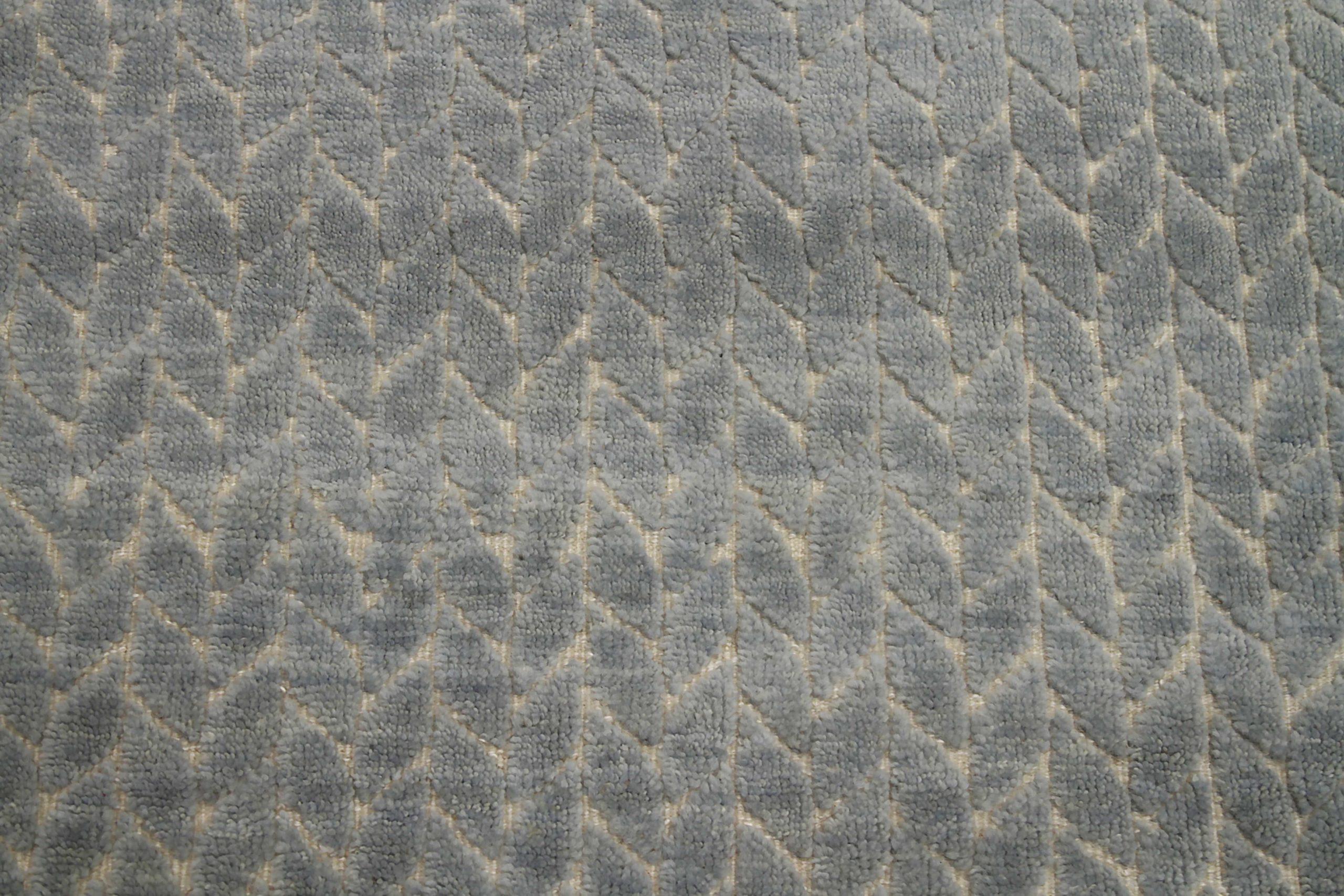 India Pigeon Small Rug Circa 1990 - Wool Gray Design - 90602 In Excellent Condition For Sale In Dallas, TX