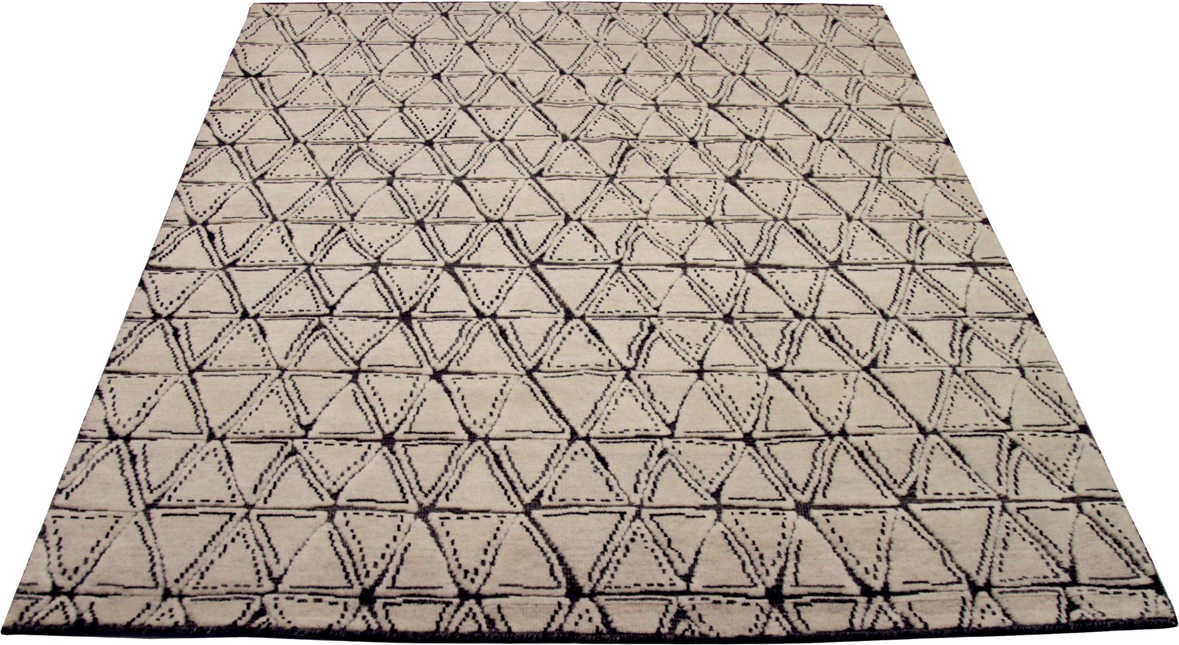 Entdecken Sie die Eleganz von India Pyramid mit Small Rug, CIRCA 1990. Dieses exklusive Design aus Wolle und Braun-Elfenbein ist perfekt, um Ihren Raum zu verschönern.
