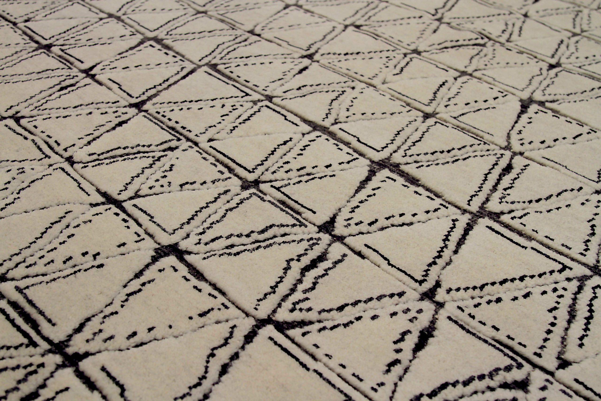 Indien Pyramide Kleiner Teppich CIRCA 1990 - Wolle Braun Elfenbein Design - 90612 im Zustand „Hervorragend“ im Angebot in Dallas, TX