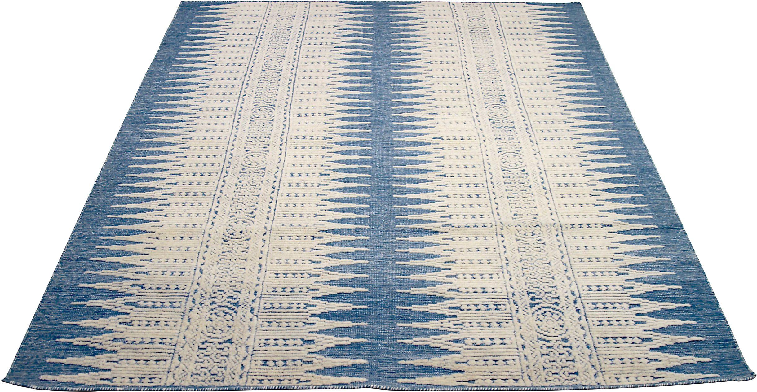 Scopri l'eleganza dell'India Rabat con i tappeti CIRCA del 1990. Progettato con lana e blu-avorio, questo design esclusivo è perfetto per valorizzare il tuo spazio.