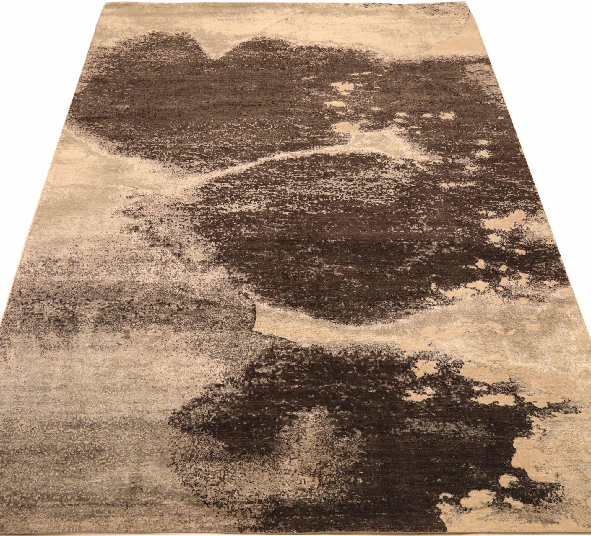 Entdecken Sie die Eleganz von India Rug Star mit Teppichen aus der Zeit um 1990. Dieses exklusive Design aus Wolle und Braun-Elfenbein-Taupe ist perfekt, um Ihren Raum zu verschönern.