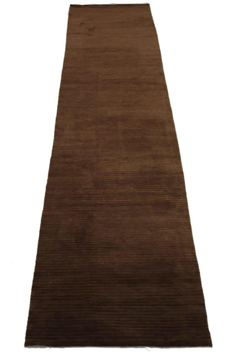 Entdecken Sie die Eleganz des indischen Artikels mit dem Läufer CIRCA 1990. Dieses exklusive Design aus Wolle und Braun ist perfekt, um Ihren Raum zu verschönern.