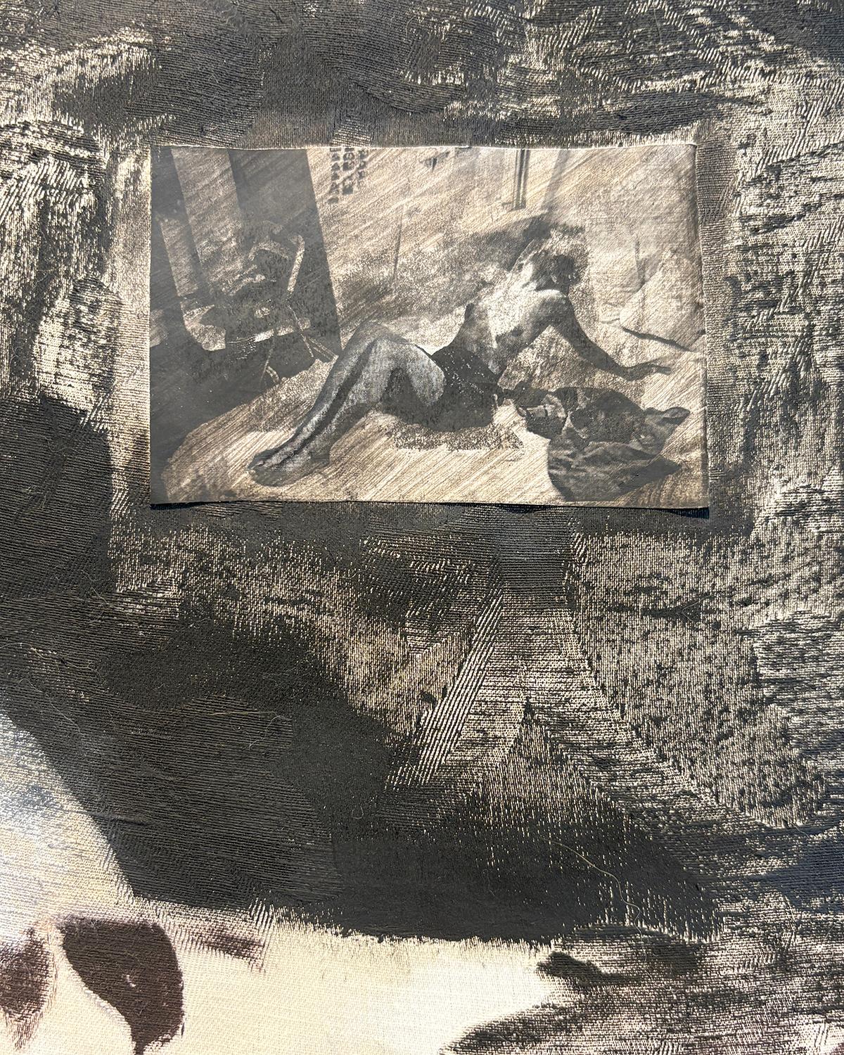 India Sachi è una pittrice e fotografa contemporanea che con le sue opere di ispirazione mitologica esplora i concetti di potere, vulnerabilità e folklore. Con un lavoro che evoca Rauschenberg, Sachi stratifica pittura, fotografie e tessuti per
