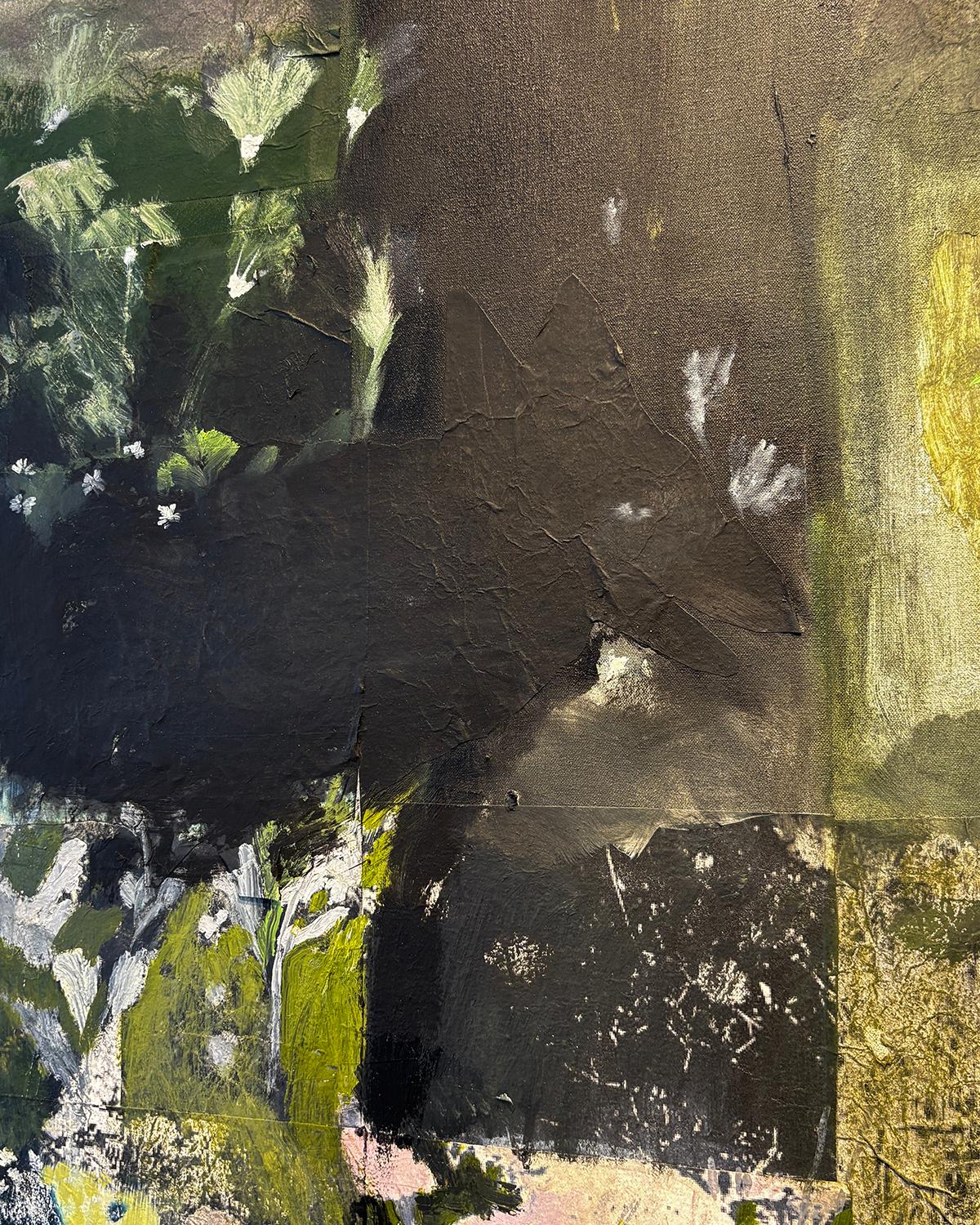India Sachi es una pintora y fotógrafa contemporánea cuyas obras de inspiración mitológica exploran conceptos de poder, vulnerabilidad y folclore. Con una obra que evoca a Rauschenberg, Sachi aplica capas de pintura, fotografías y telas para crear