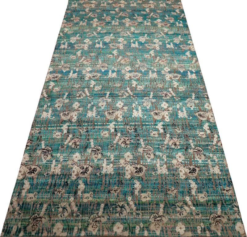 Découvrez l'élégance des tapis en soie Sari de l'Inde, datant de 1990. Conçu avec de la laine et du Design/One, ce design exclusif est parfait pour mettre en valeur votre espace.