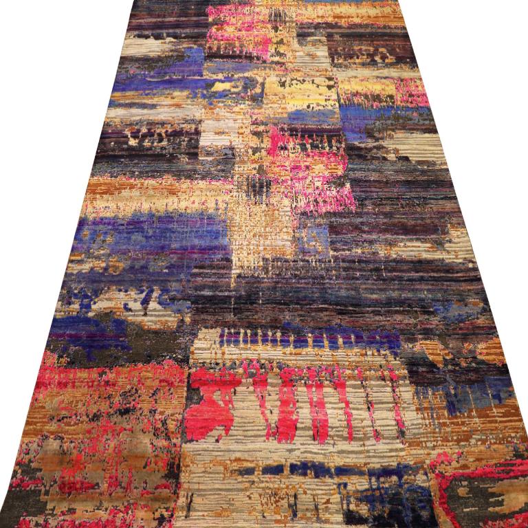Scopri l'eleganza della seta Sari dell'India con i tappeti CIRCA del 1990. Progettato con lana e marrone-avorio-rosa-giallo, questo design esclusivo è perfetto per valorizzare il tuo spazio.