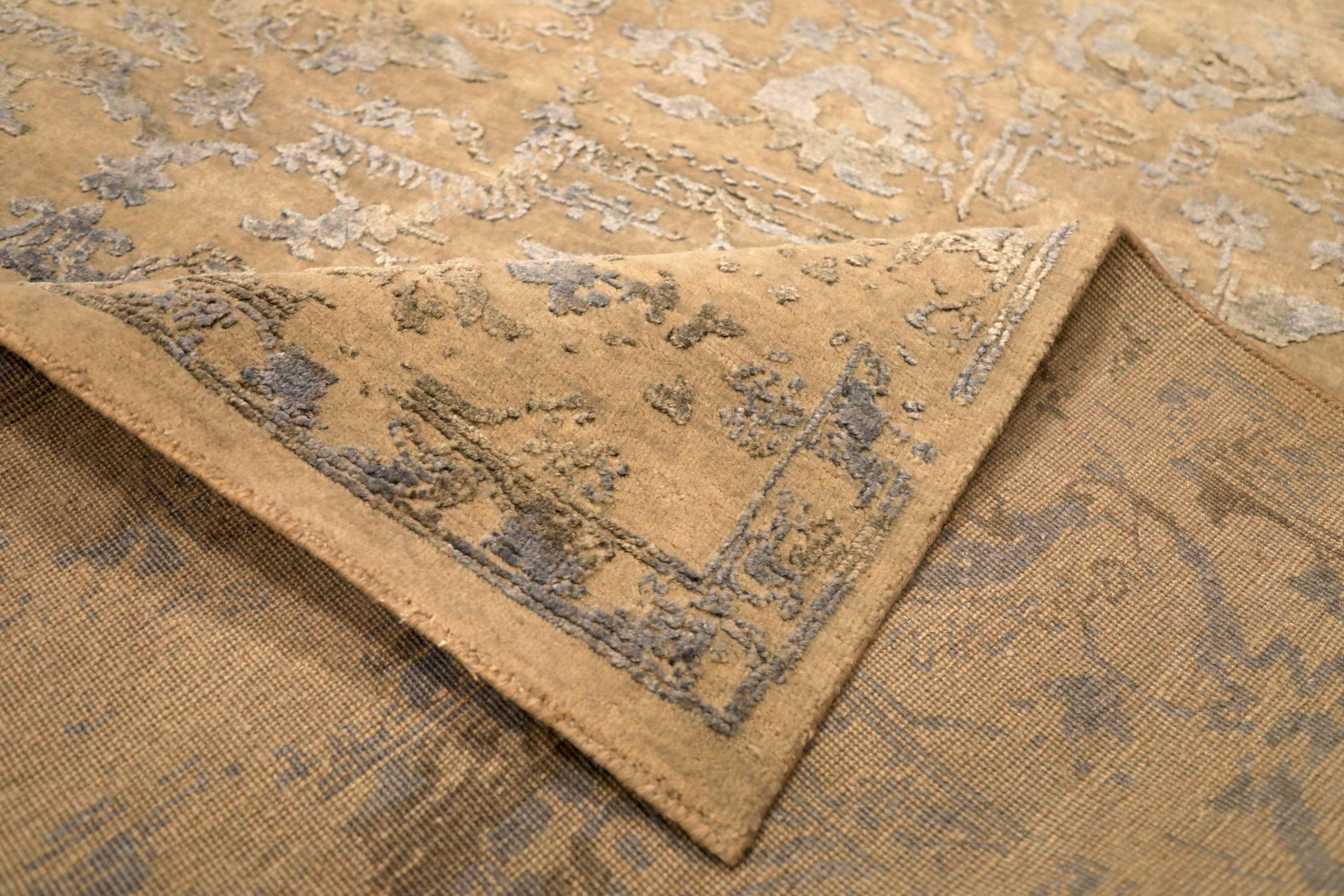 Descubre la elegancia de la Seda Sari de la India con las Alfombras de Área de Circa 1990. Diseñado con lana y gris-marfil-púrpura-amarillo, este diseño exclusivo es perfecto para realzar tu espacio.
