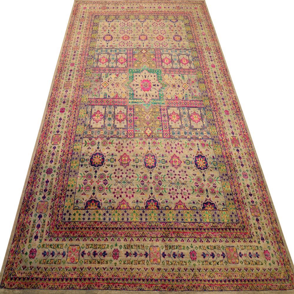 Découvrez l'élégance des tapis en soie Sari de l'Inde, datant de 1990. Conçu avec de la laine et du GreenIvoryPink, ce design exclusif est parfait pour mettre en valeur votre espace.