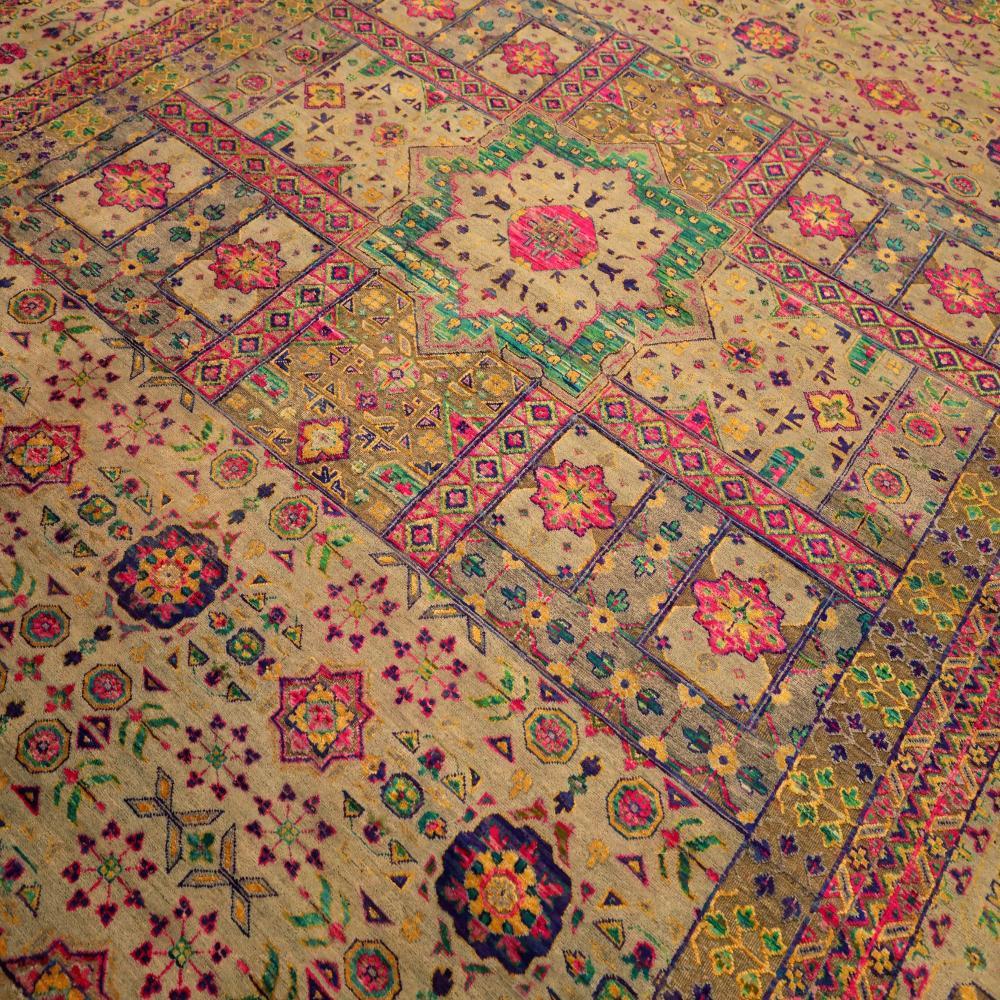 Moderne Tapis indien Sari en laine vert ivoire rose motif - 94090 en vente