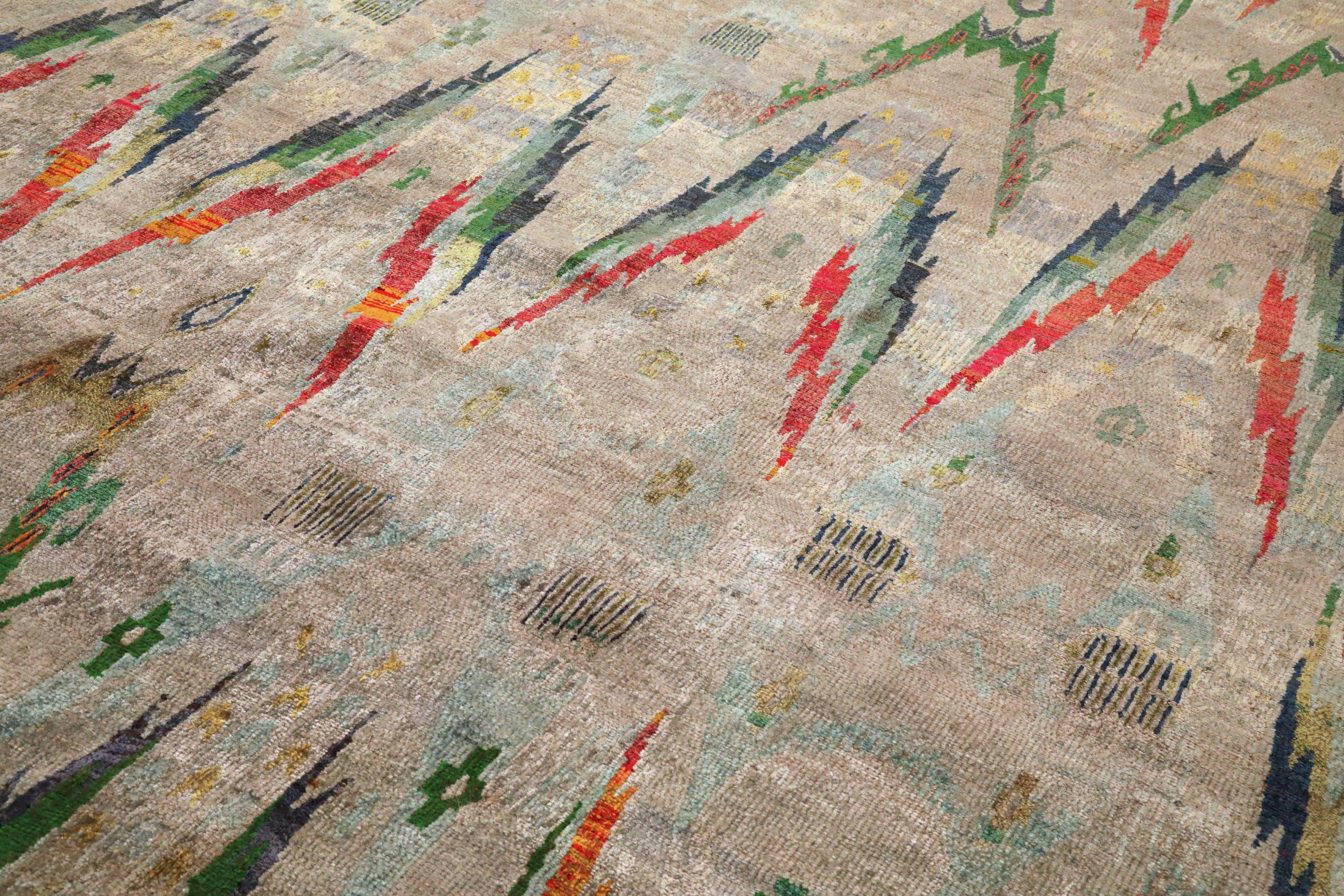 Moderne Tapis indien Sari en laine vert ivoire rouge motif - 94131 en vente