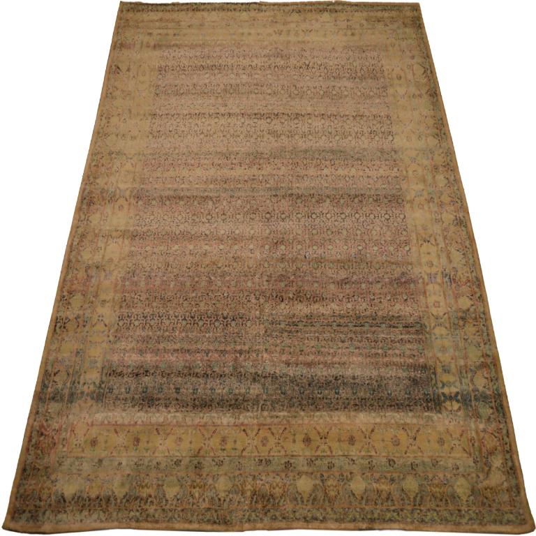 Découvrez l'élégance des tapis en soie Sari de l'Inde, datant de 1990. Conçu avec de la laine et du vert-rose-jaune, ce design exclusif est parfait pour mettre en valeur votre espace.