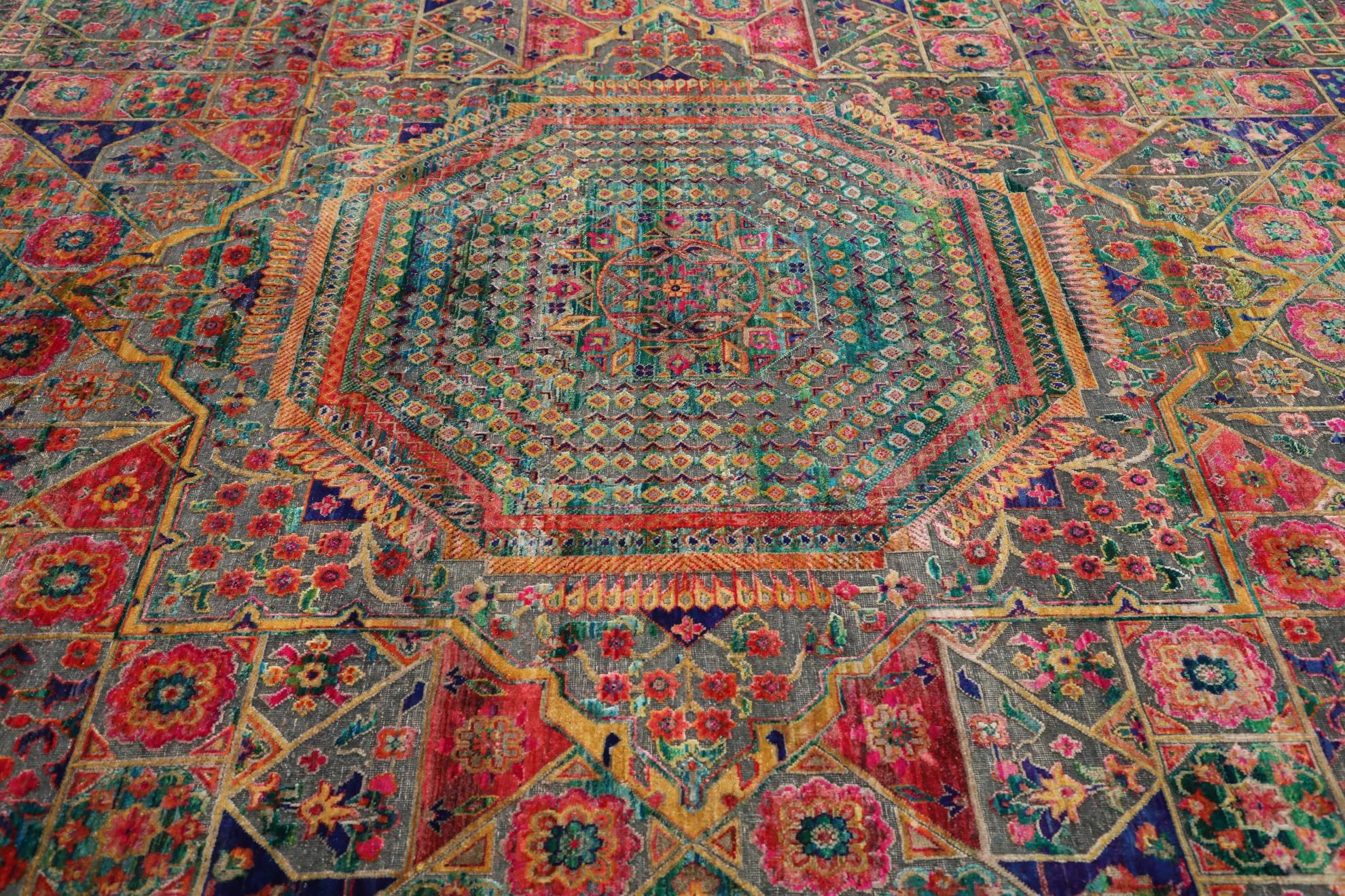 Découvrez l'élégance des tapis en soie Sari de l'Inde, datant de 1990. Conçu avec de la laine et du vert-rose-jaune, ce design exclusif est parfait pour mettre en valeur votre espace.