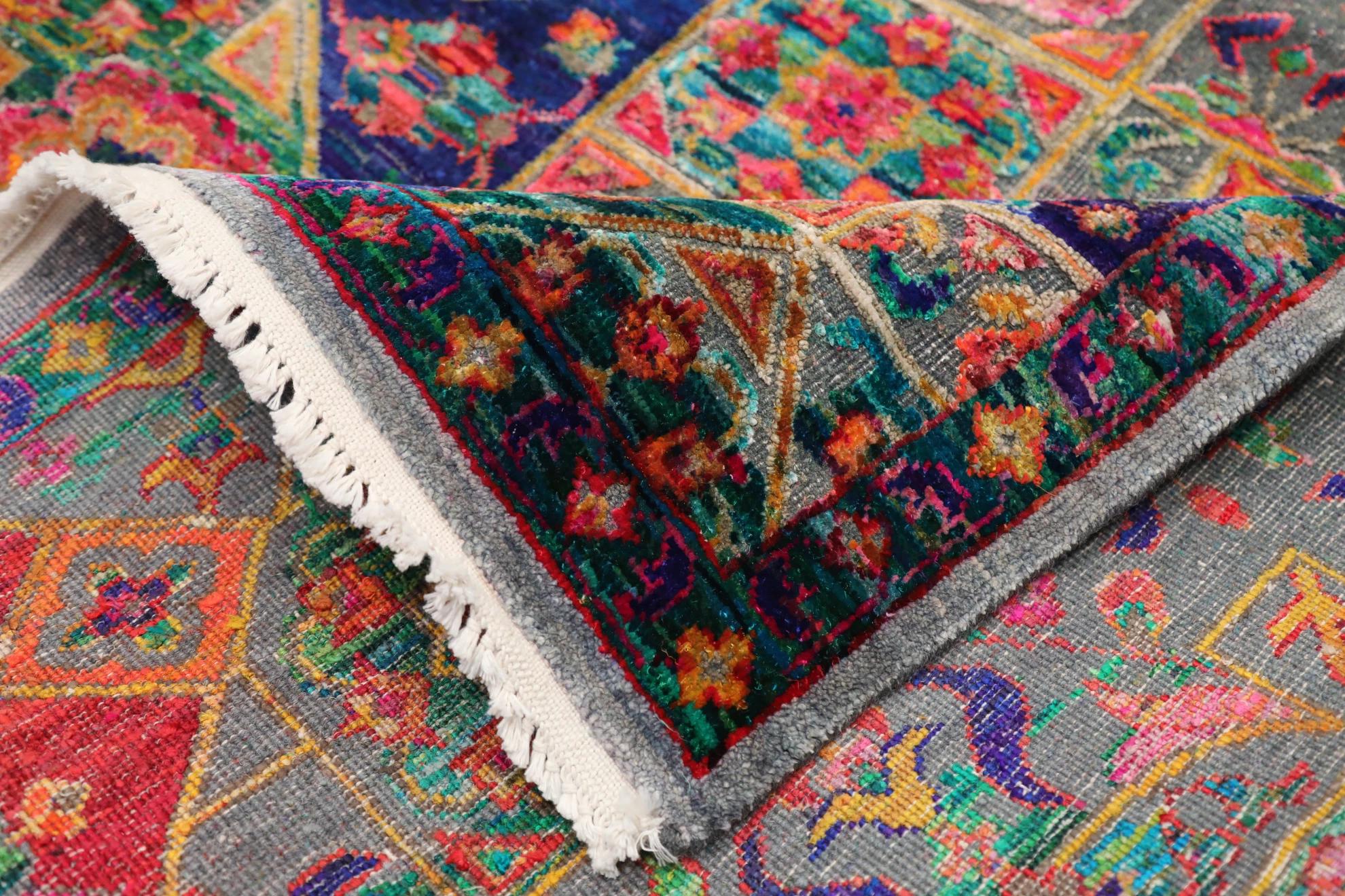 20ième siècle Tapis de zone Sari en laine vert rose jaune motif en vente