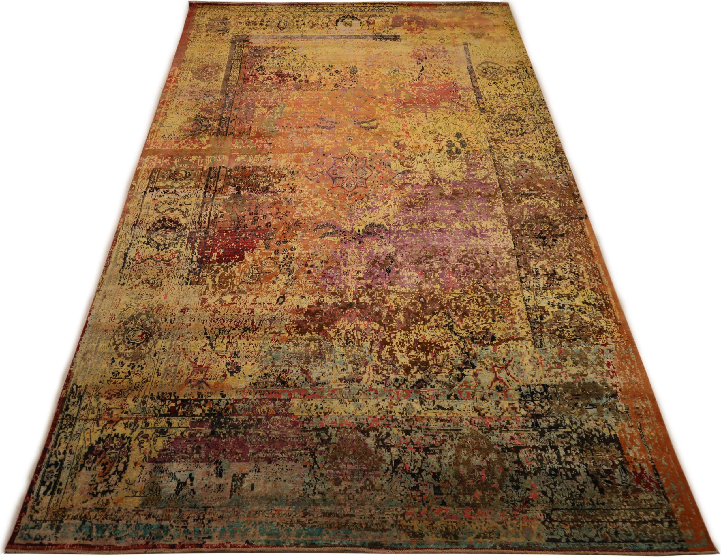 Découvrez l'élégance des tapis en soie Sari de l'Inde, datant de 1990. Conçu avec de la laine et du jaune OrangePurpelRedYellow, ce design exclusif est parfait pour mettre en valeur votre espace.