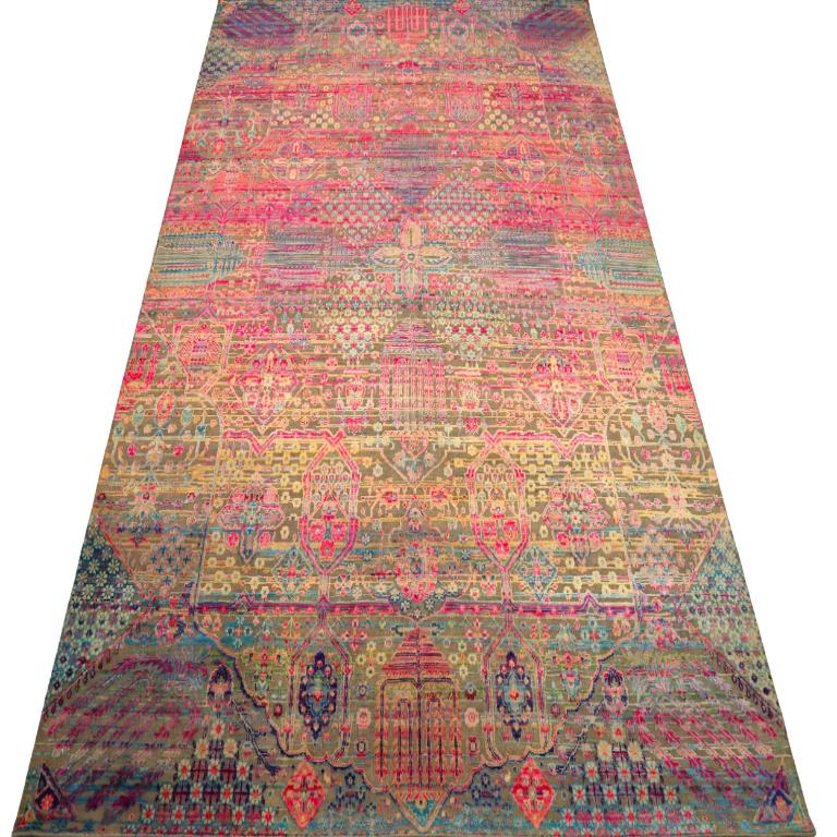 Découvrez l'élégance des tapis en soie Sari de l'Inde, datant de 1990. Conçu avec de la laine et du Design/One, ce modèle exclusif est parfait pour mettre en valeur votre espace.