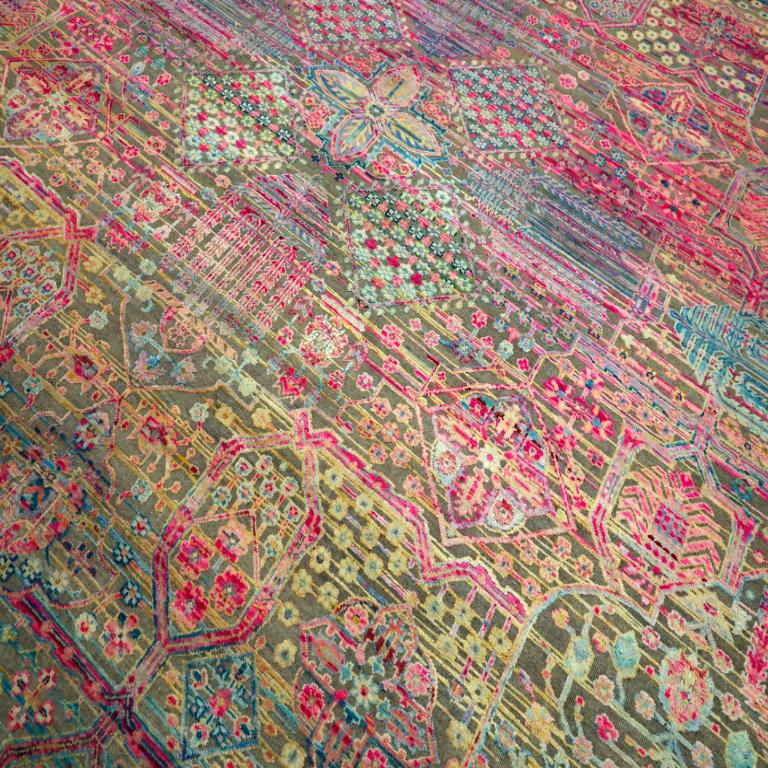 Moderne Tapis de zone Sari en laine rose jaune motif indien - 94125 en vente