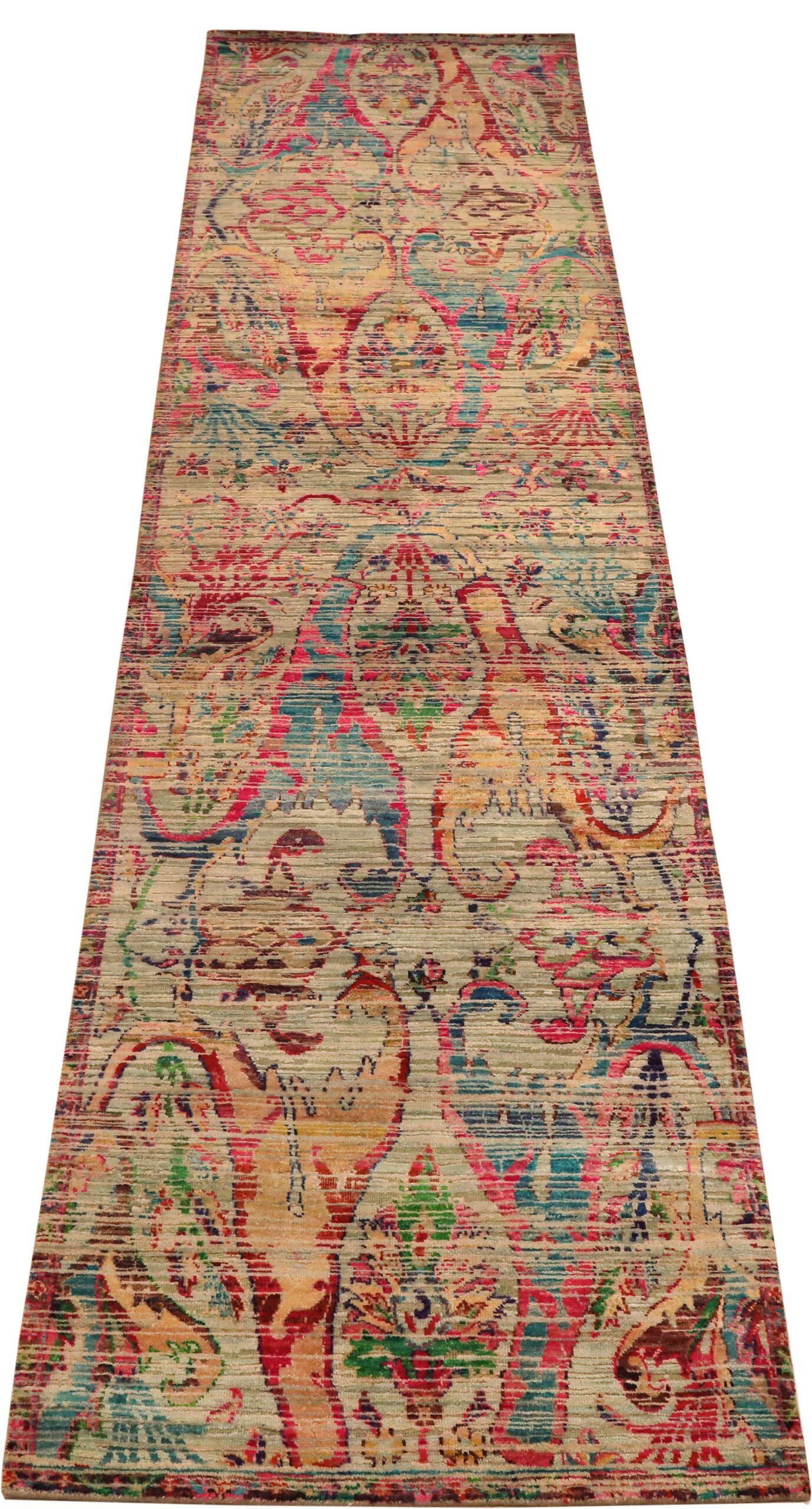 Découvrez l'élégance du tapis Sari en soie de l'Inde, datant de 1990. Conçu avec de la laine et du bleuIvoirePinkRedYellow, ce design exclusif est parfait pour mettre en valeur votre espace.