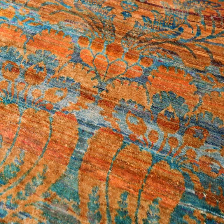 Moderne Tapis de couloir Sari en laine bleu, orange et jaune - 94215 en vente