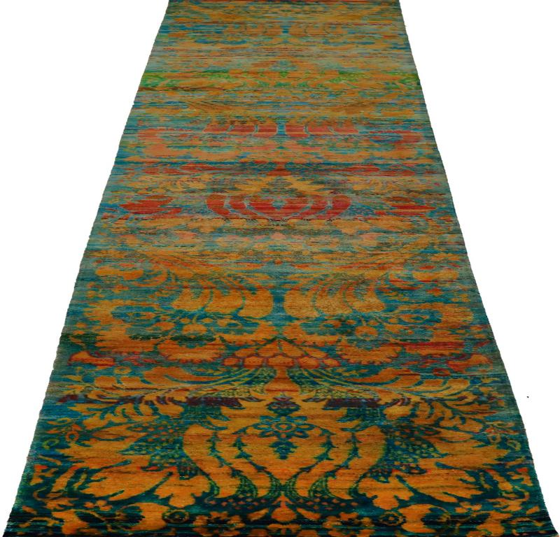 Scopri l'eleganza dell'India Sari Silk featuring Runner Rug di CIRCA 1990. Progettato con lana e blu-arancio-giallo, questo design esclusivo è perfetto per valorizzare il tuo spazio.