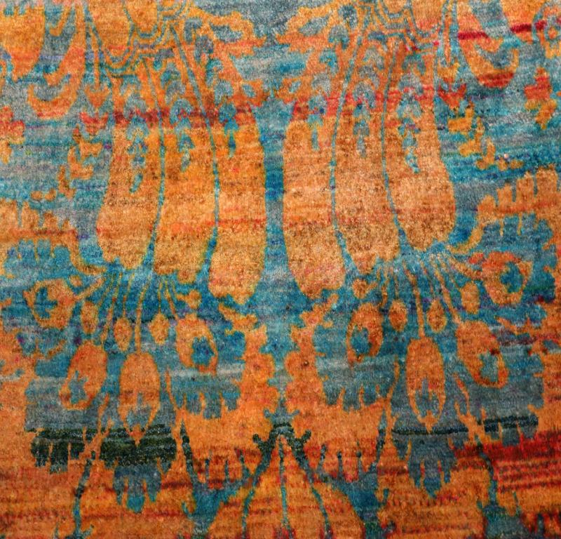 Annodato a mano Tappeto Runner in seta Sari dell'India - Disegno in lana blu arancione giallo - 94263 in vendita