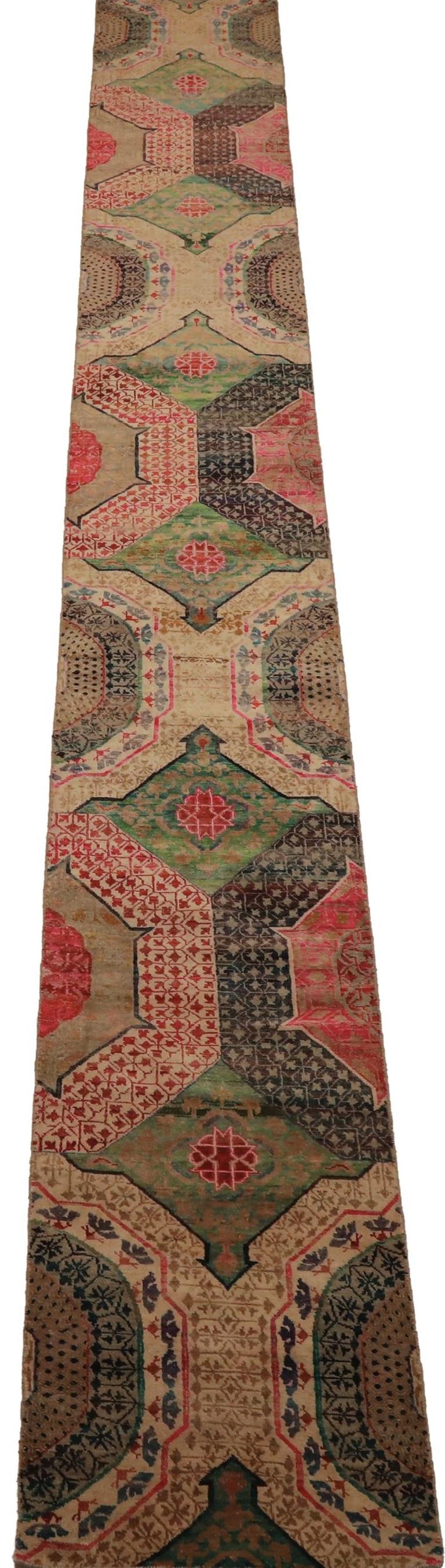 Découvrez l'élégance du tapis Sari en soie de l'Inde, datant de 1990. Conçu avec de la laine et du VertIvoireRouge, ce design exclusif est parfait pour mettre en valeur votre espace.