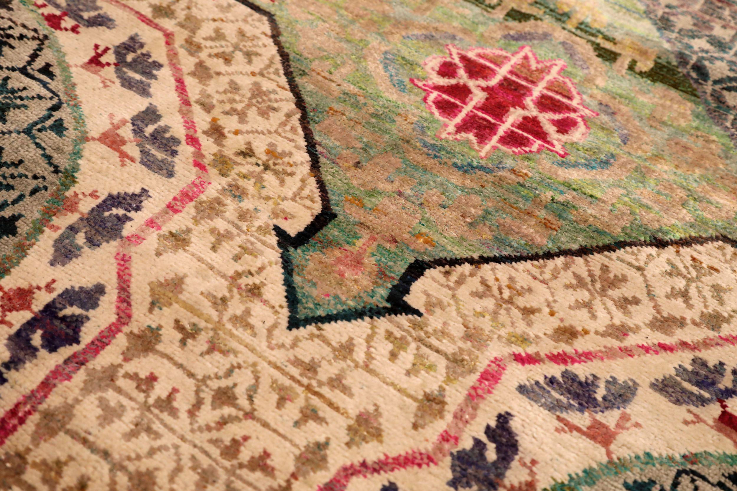 Moderne Tapis de course Sari en laine vert ivoire rose rouge motif - 94261 en vente