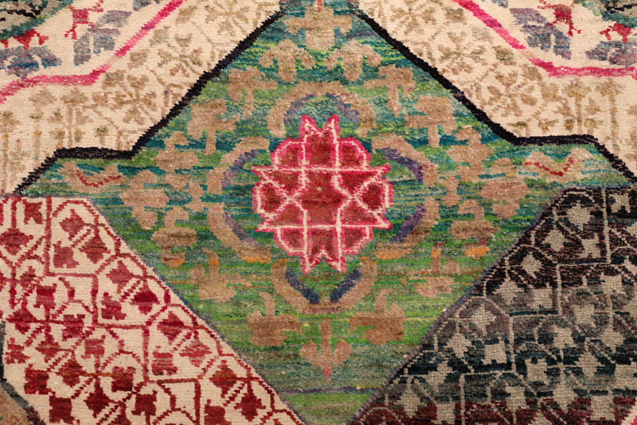 Indien Tapis de course Sari en laine vert ivoire rose rouge motif - 94261 en vente