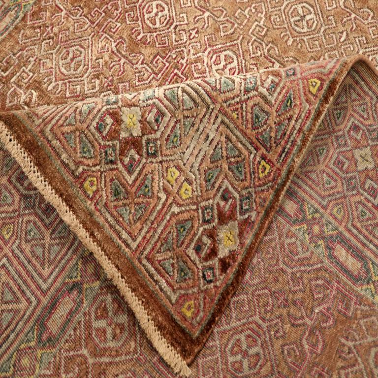 Moderne Petit tapis indien Sari en laine, motif rouge ivoire - 94253 en vente