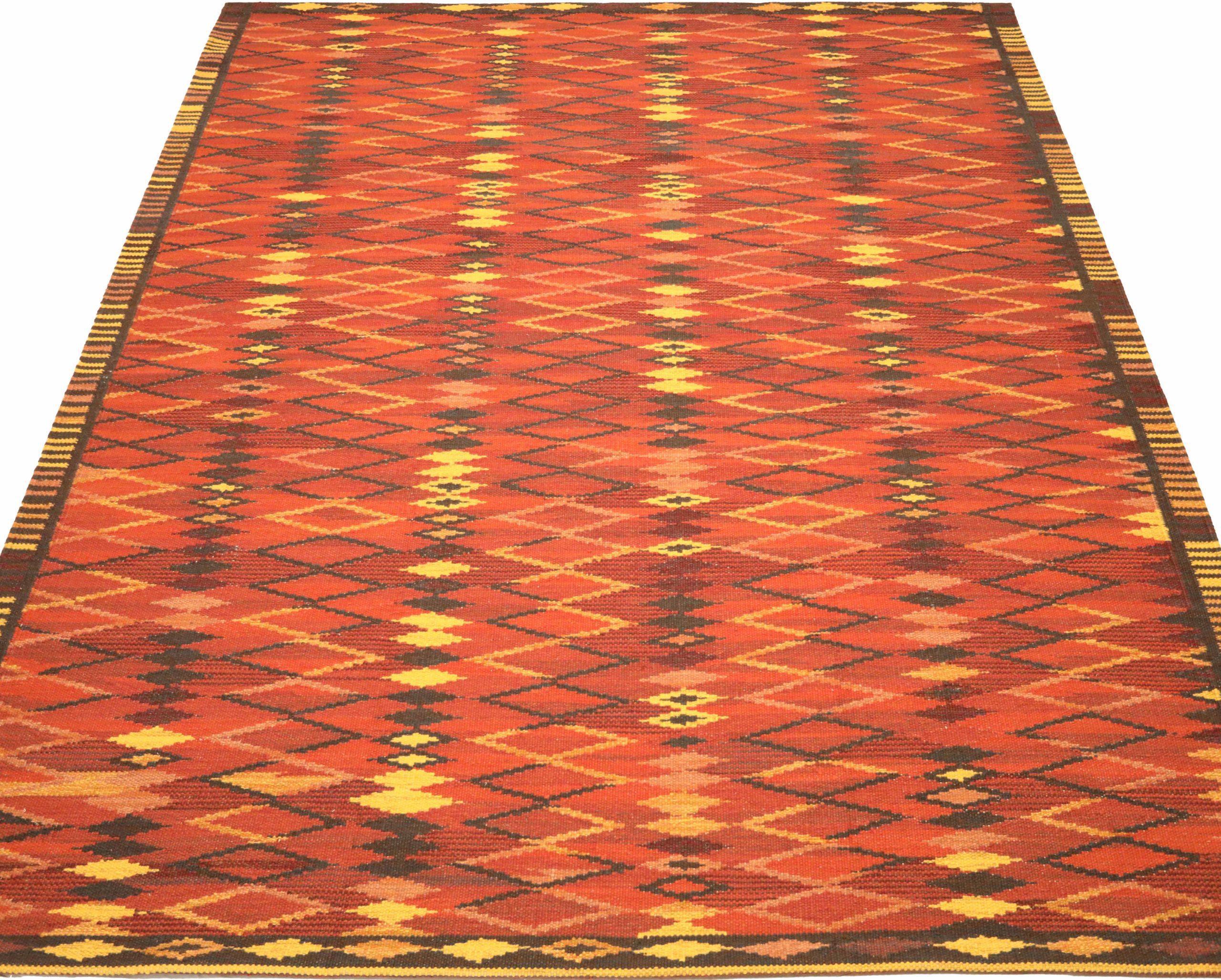 Découvrez l'élégance des tapis indiens scandinaves de Circa 1990. Conçu avec de la laine et du BlackPinkRedYellow, ce design exclusif est parfait pour mettre en valeur votre espace.