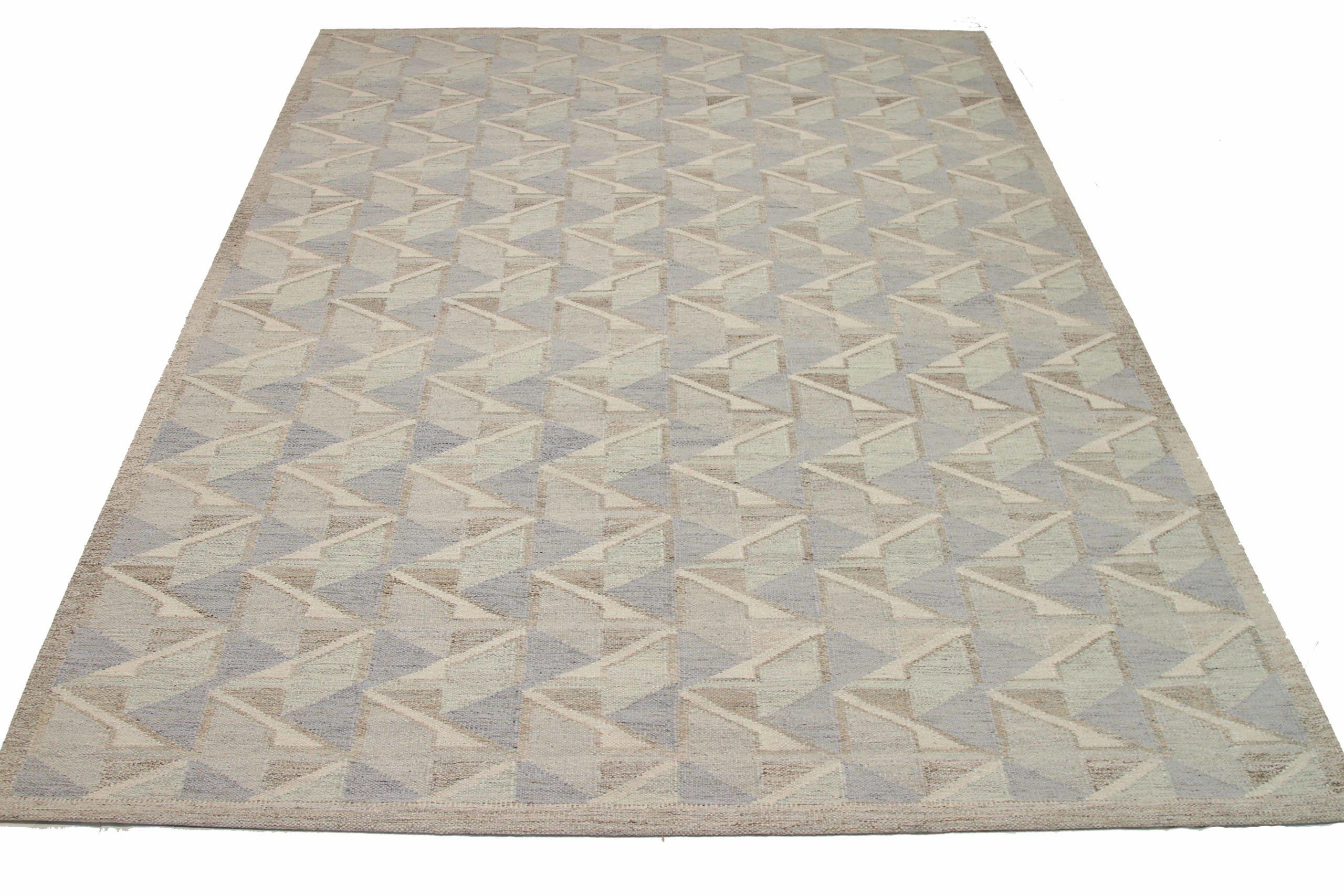 Entdecken Sie die Eleganz des skandinavischen Indiens mit den Teppichen von Circa 1990. Dieses exklusive Design aus Wolle und BlauBraunElfenbein ist perfekt, um Ihren Raum zu verschönern.