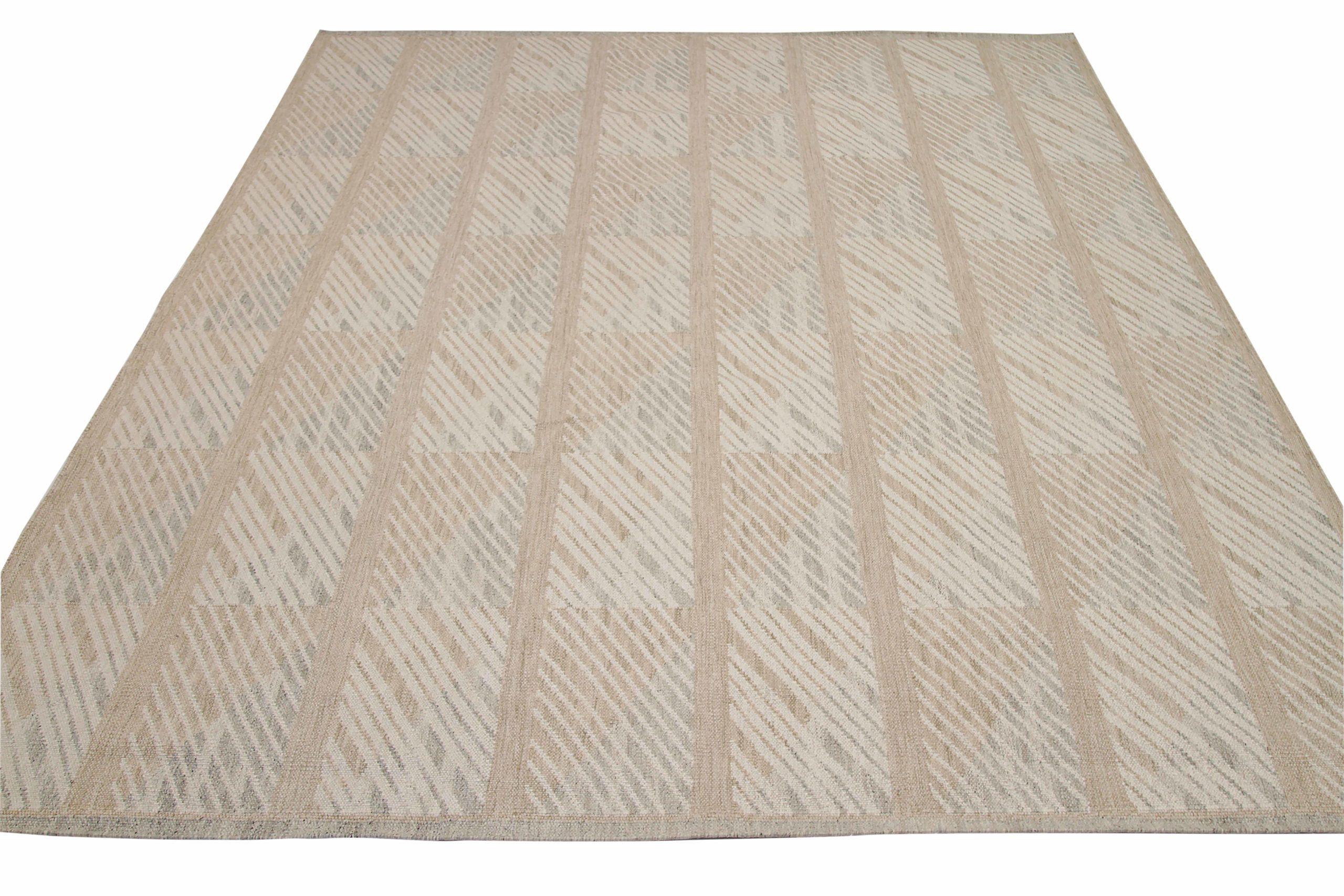 Découvrez l'élégance des tapis indiens scandinaves de Circa 1990. Conçu avec de la laine et de l'IvoryTaupe, ce design exclusif est parfait pour mettre en valeur votre espace.